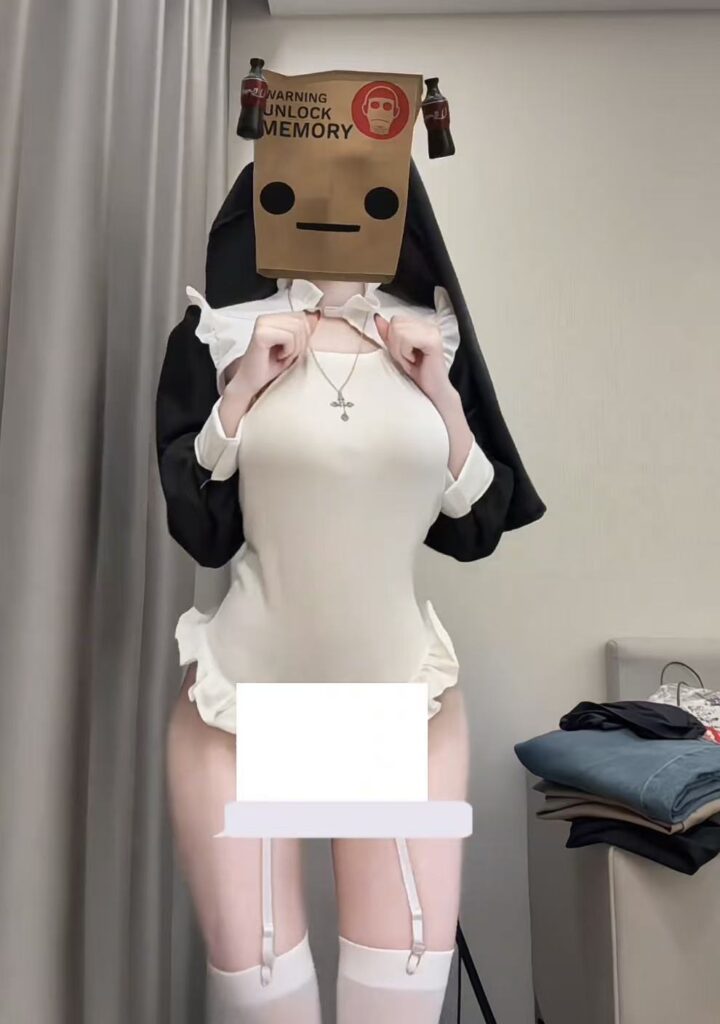 图片[2]-抖音可爱的tang大秀视频，经典黑丝和性感大腿以及可爱的小玩具，声音显得很稚嫩，但是不得不说哪里是真好看哦~-SS网红科技