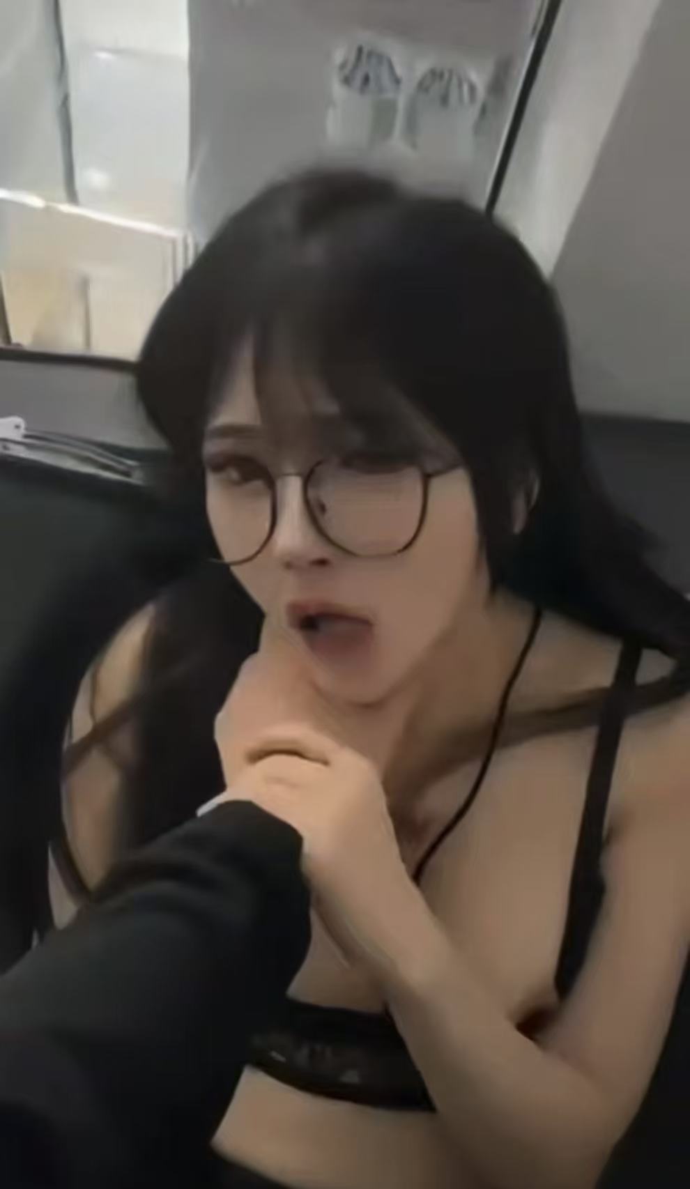 糖心女主播Song颜值超级无敌，上班在办公室偷偷的ZW被领导发现然后就开始激烈，共计三部视频，自己用的小玩具，非常性感，可以说颜值也是数一数二了,cos国产之光！三部上视频合集！-SS网红科技