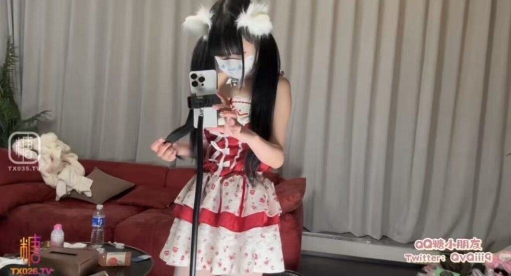 图片[10]-糖心博主：QQ糖小朋友，馒头鲍非常丰满，而且是那种一碰差不多就流水的那种，非常的嫩剧情也是非常漂亮，小玩具都给女主的白浆弄出来了，才开始插进去，小萝莉的身材，姿势也是一直换，女主也是经常偷偷ZW！非常值得一看！-SS网红科技