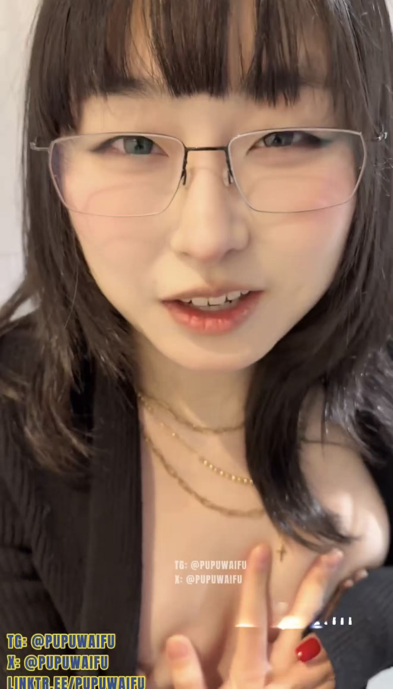 噗噗姐姐又开始出来勾引路人了，这次是吃汉堡然后去逛了家具，直接在人家买家具的床上就露出了，然后两个人去的厕所，直接就在厕所里面开始了，视频比较长反正两个人姿势是挺多的，然后弄了很多次，不剧透啦大家慢慢看！-SS网红科技