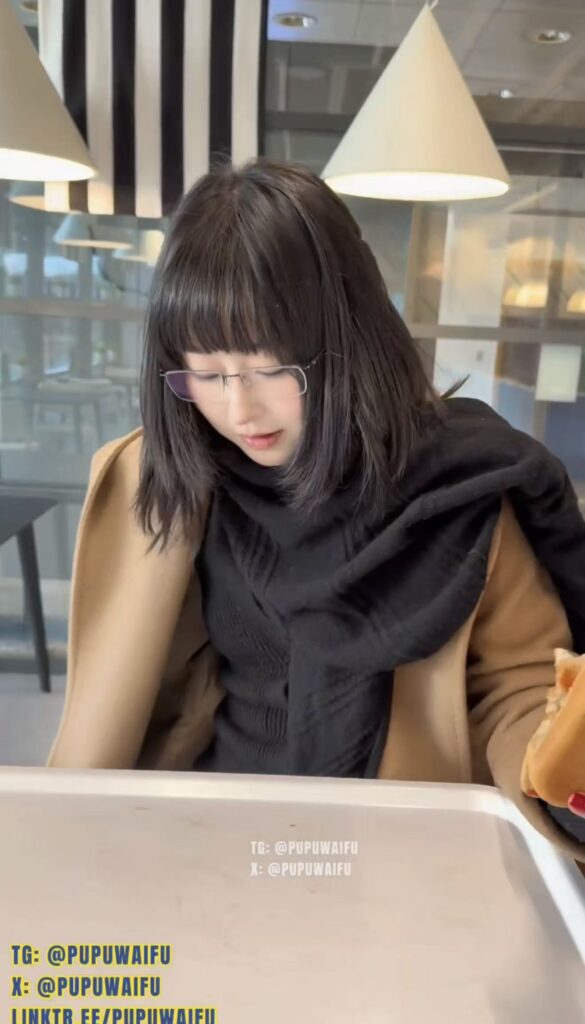 图片[8]-噗噗姐姐又开始出来勾引路人了，这次是吃汉堡然后去逛了家具，直接在人家买家具的床上就露出了，然后两个人去的厕所，直接就在厕所里面开始了，视频比较长反正两个人姿势是挺多的，然后弄了很多次，不剧透啦大家慢慢看！-SS网红科技