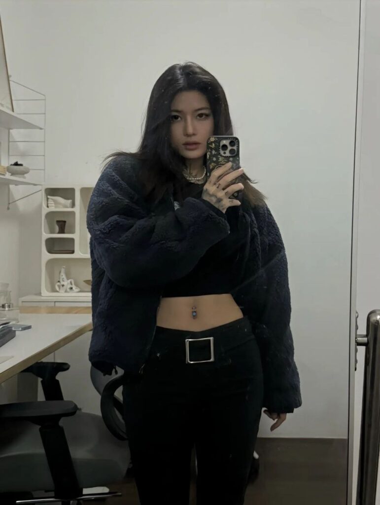 图片[3]-抖音：刺青阿诗，【站长整理16个视频整合】原本以为是一个高冷女生，浑身上线就差下面和上面没有纹身了，看着不是很容易接近的人，没想到竟然是公交车，哈哈哈哈通过图集不难看出男主绝对不是一个人，阿诗在视频里面也是配合的相当到位，而且也会自己拍那种视频，还有自己的小玩具。-SS网红科技