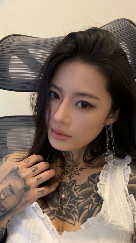 图片[5]-抖音：刺青阿诗，【站长整理16个视频整合】原本以为是一个高冷女生，浑身上线就差下面和上面没有纹身了，看着不是很容易接近的人，没想到竟然是公交车，哈哈哈哈通过图集不难看出男主绝对不是一个人，阿诗在视频里面也是配合的相当到位，而且也会自己拍那种视频，还有自己的小玩具。-SS网红科技