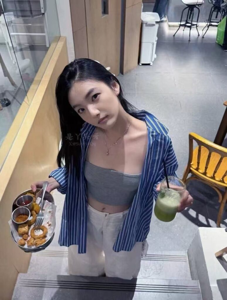 图片[5]-【心理提示】【心理变态提示】此次内容包含暴力恐怖内容，但是不涉及血腥。博主：是丫头呀，视频提示：本次视频及图片全部为隐藏内容，简单介绍：女主：是丫头呀被金主爸爸彻彻底底调教成小狗了，然后用针头刺穿乳头，看着都疼，但是女主是很享受的样子，用长针贯穿乳头！有喜欢看的自己解锁吧!那种镜头我就不让大家预览了，解锁可见！不要模仿各位老司机！！！-SS网红科技