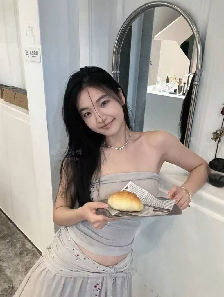 图片[7]-【心理提示】【心理变态提示】此次内容包含暴力恐怖内容，但是不涉及血腥。博主：是丫头呀，视频提示：本次视频及图片全部为隐藏内容，简单介绍：女主：是丫头呀被金主爸爸彻彻底底调教成小狗了，然后用针头刺穿乳头，看着都疼，但是女主是很享受的样子，用长针贯穿乳头！有喜欢看的自己解锁吧!那种镜头我就不让大家预览了，解锁可见！不要模仿各位老司机！！！-SS网红科技